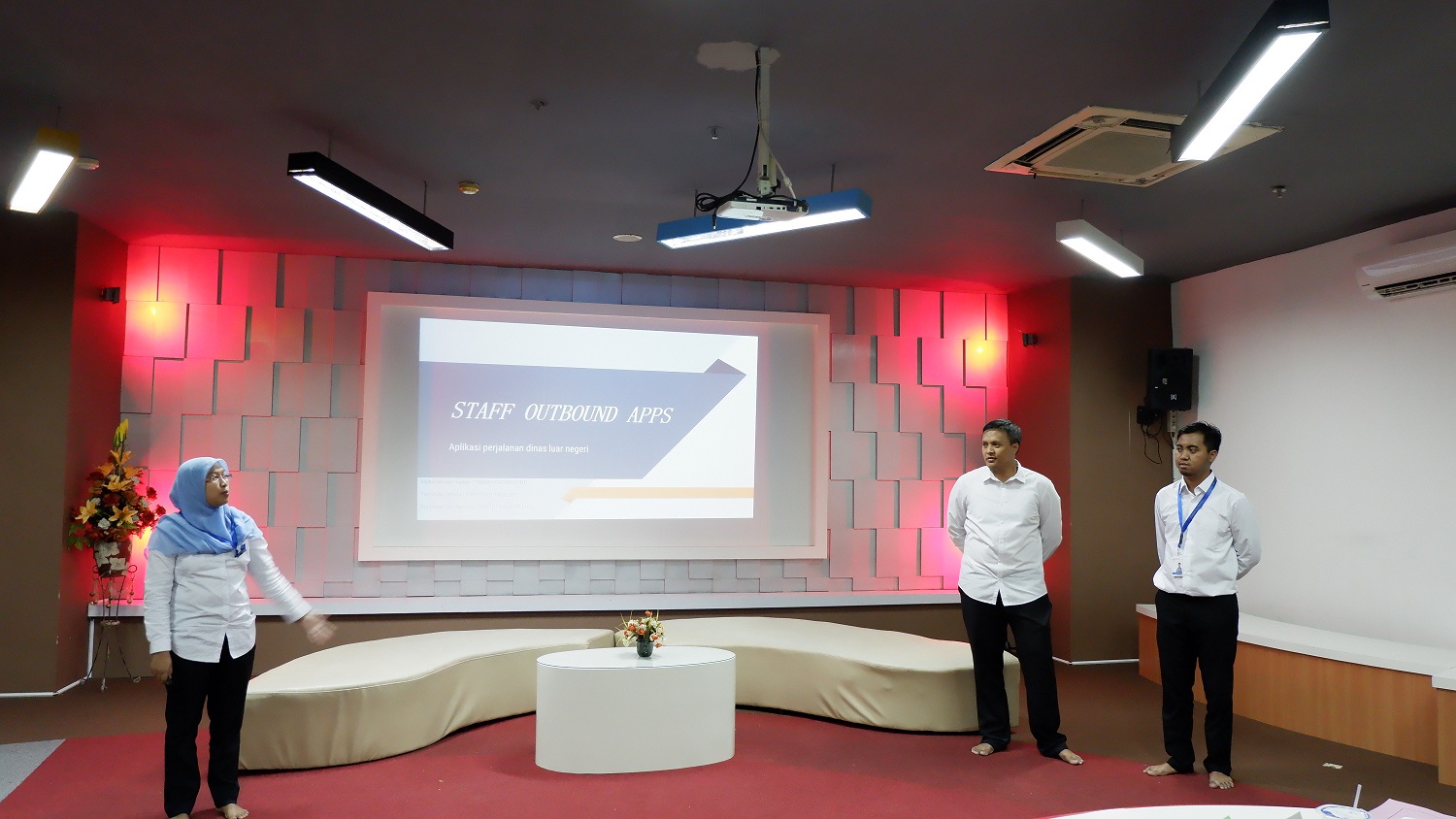 YESSINDA bersama dua koleganya, yakni Abdur Rahman Sadad dan Rachmad Eko Hariono saat mempresentasikan inovasinya tentang aplikasi Staff Outbound Apps. (Foto: Istimewa)