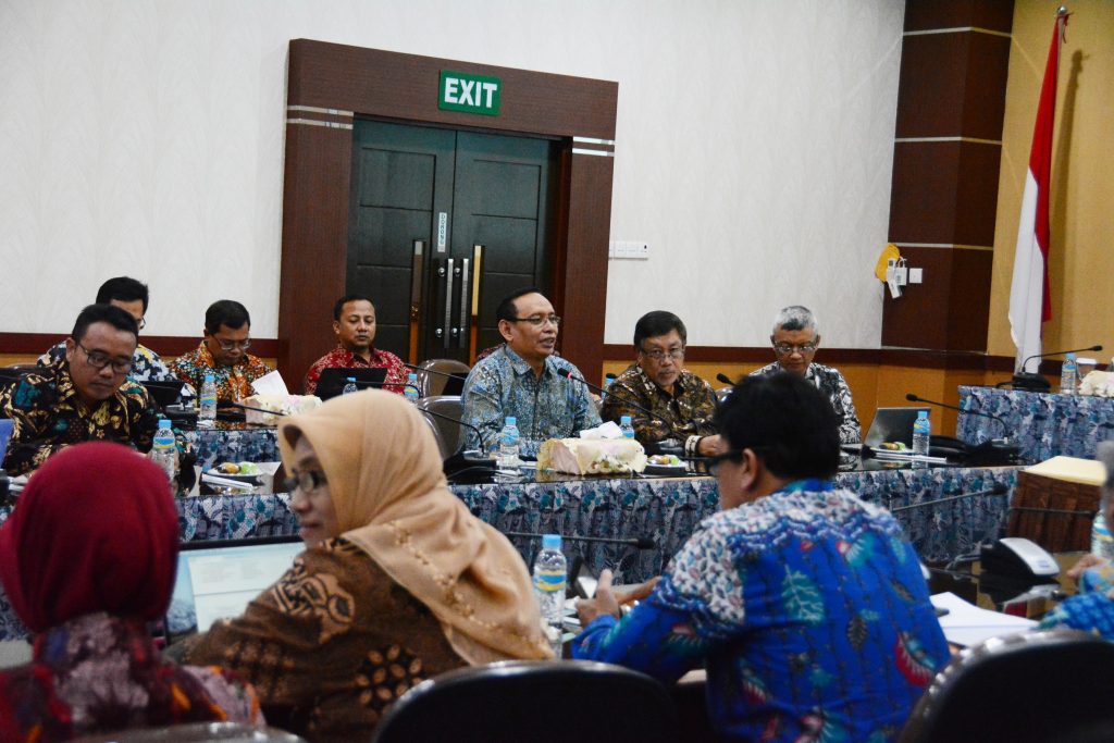 REKTOR UNAIR Prof. Dr. Mohammad Nasih, SE., MT., Ak., CMA., saat menyampaikan progress terbaru program WCU di Ruang 301, Lantai 3, Kantor Manajemen Kampus C UNAIR, pada Kamis (18/4/2019). (Foto: Agus Irwanto)