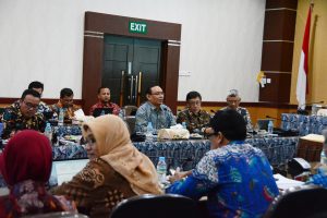 REKTOR UNAIR Prof. Dr. Mohammad Nasih, SE., MT., Ak., CMA., saat menyampaikan progress terbaru program WCU di Ruang 301, Lantai 3, Kantor Manajemen Kampus C UNAIR, pada Kamis (18/4/2019). (Foto: Agus Irwanto)
