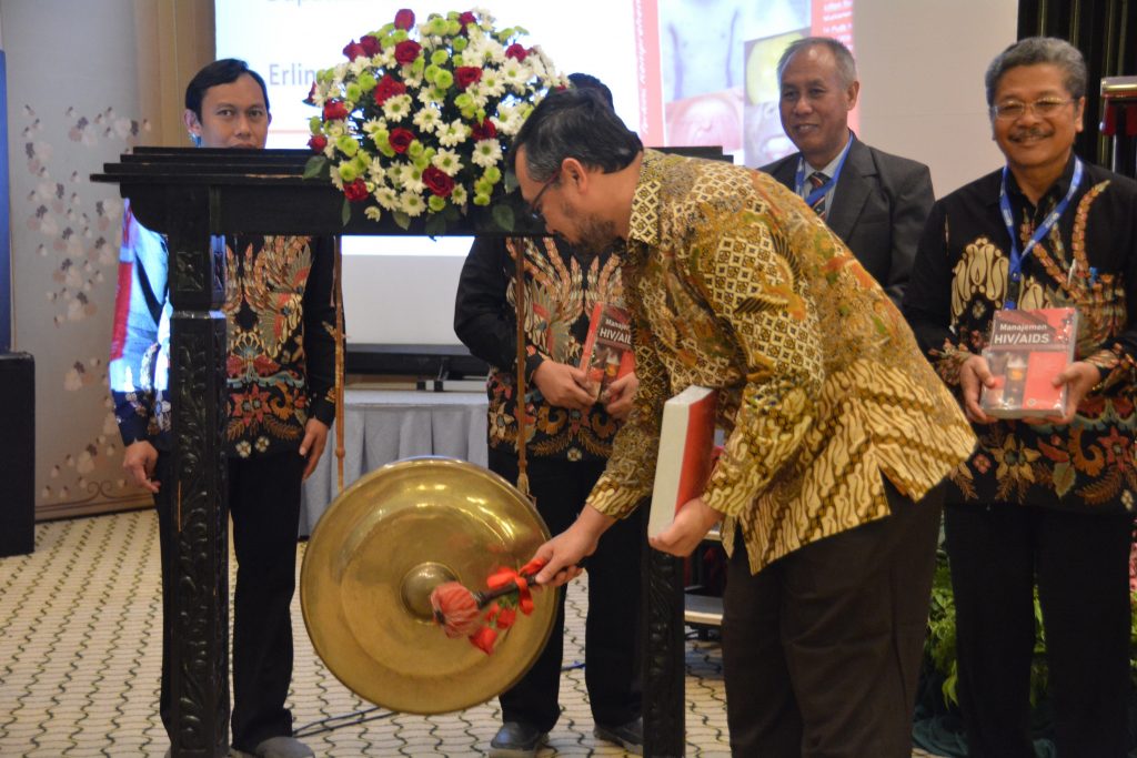 Prof. Mochammad Amin Alamsjah, Ir., M.Si., Ph.D. Vice Rector 3 of Universitas Airlangga opens the symposium of HIV/AIDS Management.