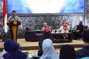 PROF. Suwarno, M.Si., Drh, Fakultas Kedokteran Hewan (FKH) saat menyampaikan paparan dalam Diskusi Pakar pada Selasa (23/4/2019) di Aula Amerta Gedung Rektorat kamus C UNAIR. (Foto: Feri Fenoria)