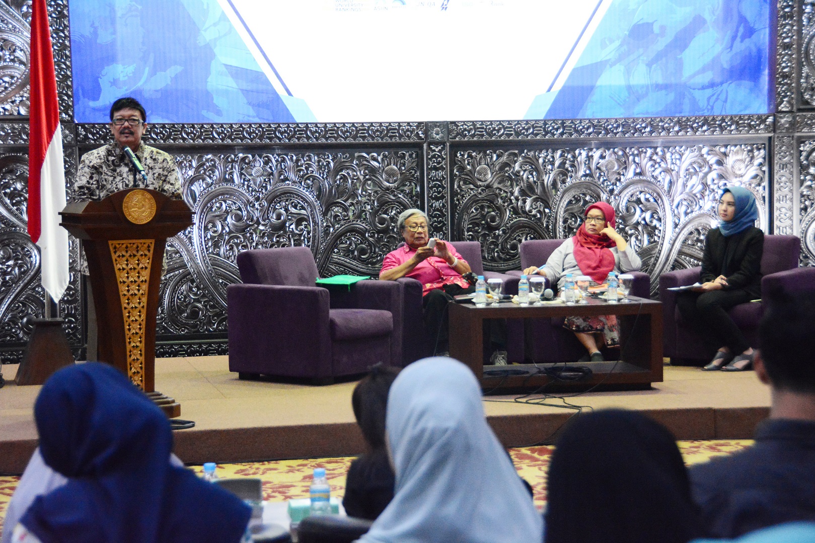 PROF. Suwarno, M.Si., Drh, Fakultas Kedokteran Hewan (FKH) saat menyampaikan paparan dalam Diskusi Pakar pada Selasa (23/4/2019) di Aula Amerta Gedung Rektorat kamus C UNAIR. (Foto: Feri Fenoria)