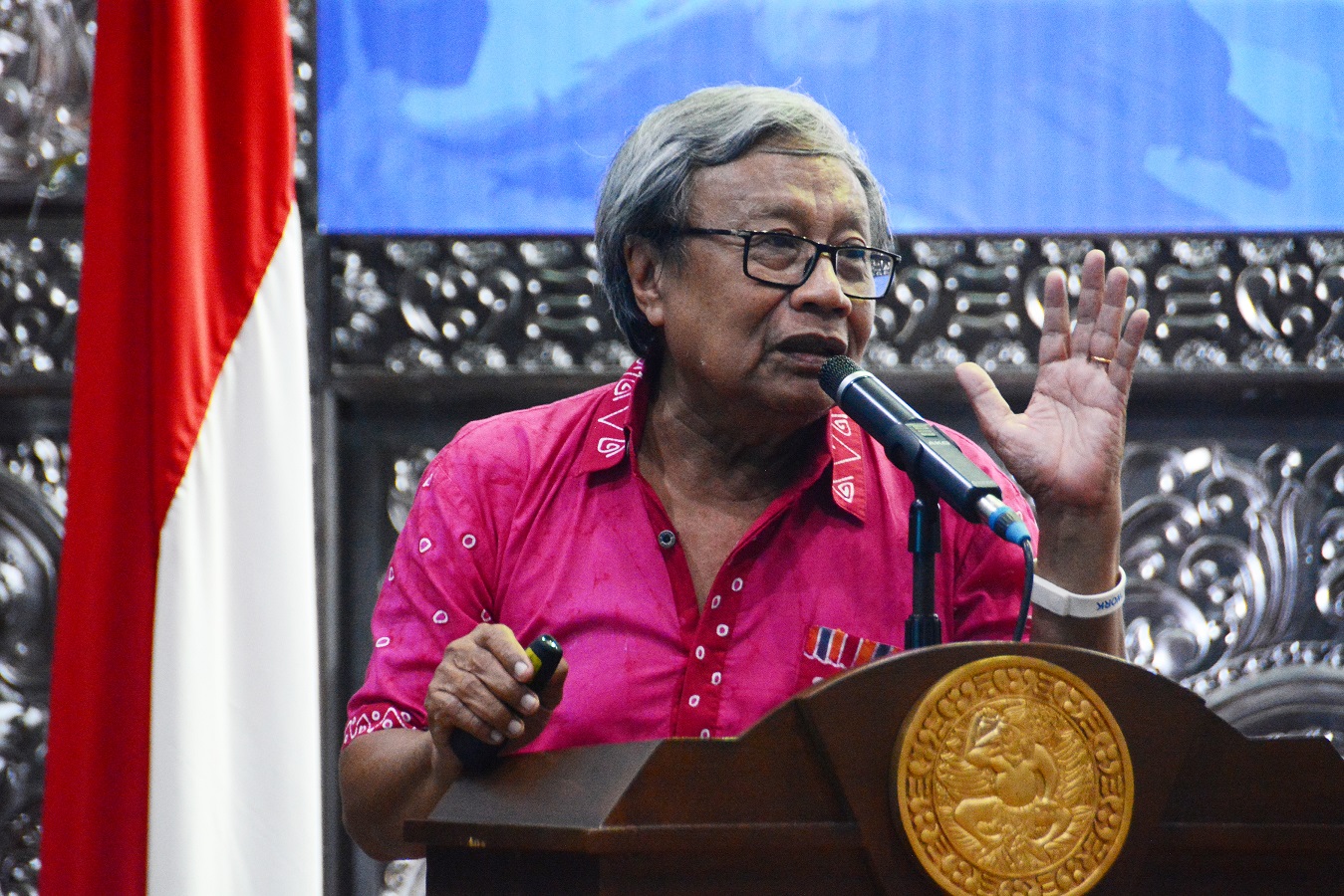 PROF. R. Bambang W, dr., MS., MCN., Ph.D., SpGK., guru besar Ilmu Gizi Fakultas Kesehatan Masyarakat (FKM) Universitas Airlangga saat menyampaikan materi dalam Diskusi Pakar pada Selasa (23/4/2019) di Aula Amerta Gedung Rektorat kamus C UNAIR. (Foto: Feri Fenoria)