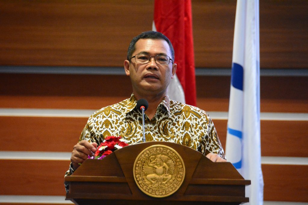 MEWAKILI rektor UNAIR, Dr. Purnawan Basundoro S.S., M.Hum., menyampaikan sambutan dalam penutupan konferensi internasional arsip bertajuk International Conference on Archives Social Science, Humanities and Education (ICoASHE) 2019 pada Selasa (23/4/2019) di Aula Garuda Mukti Lantai 5, Kantor Manejemen UNAIR Kampus C. (Foto: Feri Fenoria Rifa’I)