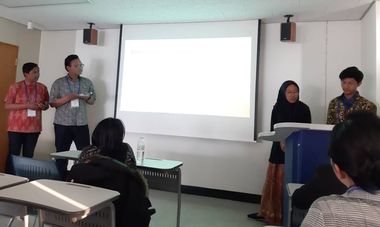 FROM THE LEFT: Moh. Fakhrul, Aditya, Dian, and Fitra are presenting ideas about agricultural innovation in South Korea.