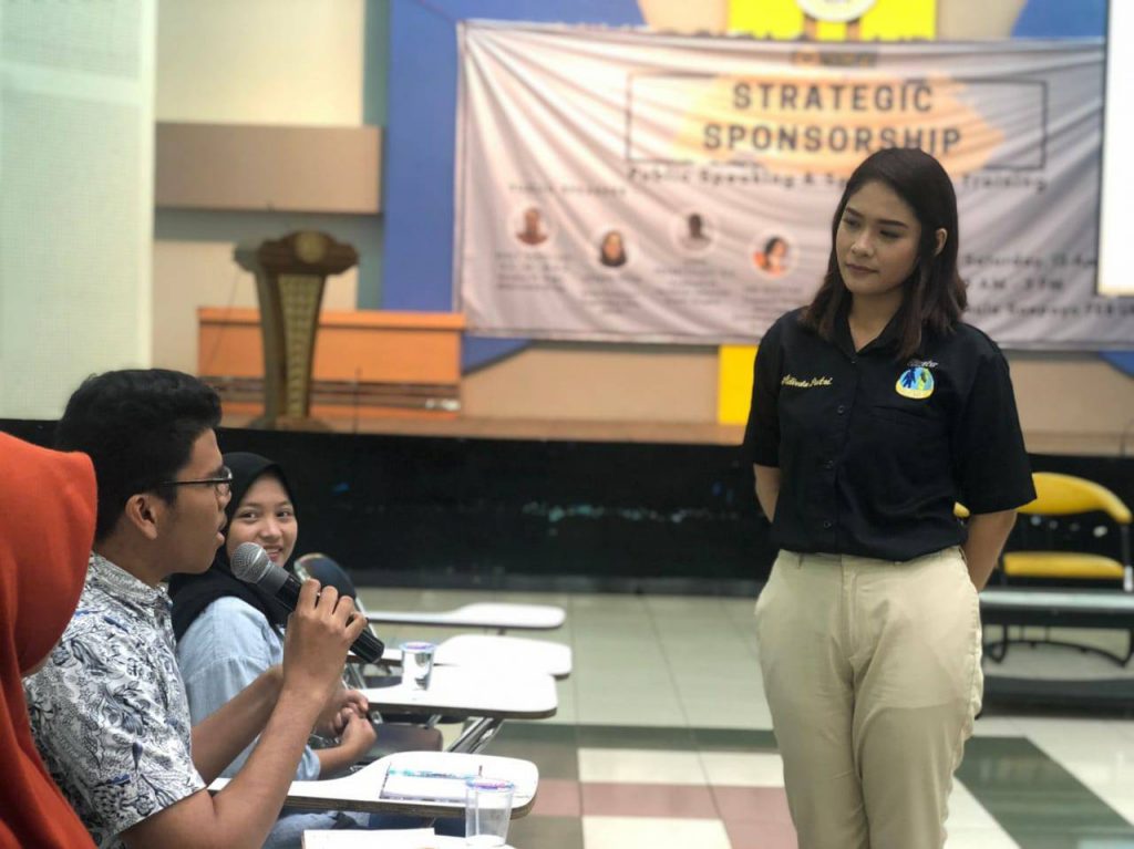 Question and answer session with speakers at the public speaking discussion held by BEM FEB UNAIR on Saturday, April 4, 2019 at the Soepoyo Hall.