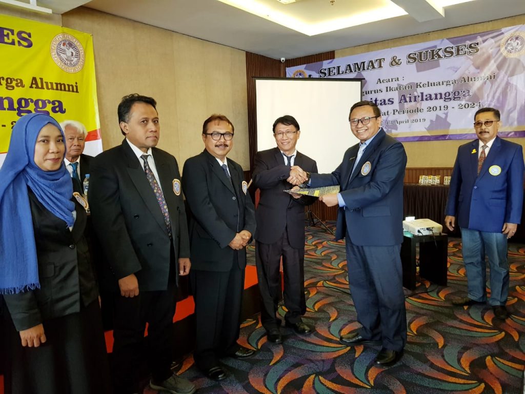 Drs. Koko Srimulyo M.Si., usai melakukan pelantikan Pengurus IKA UA Wilayah Jawa Barat. (Foto: Istimewa)