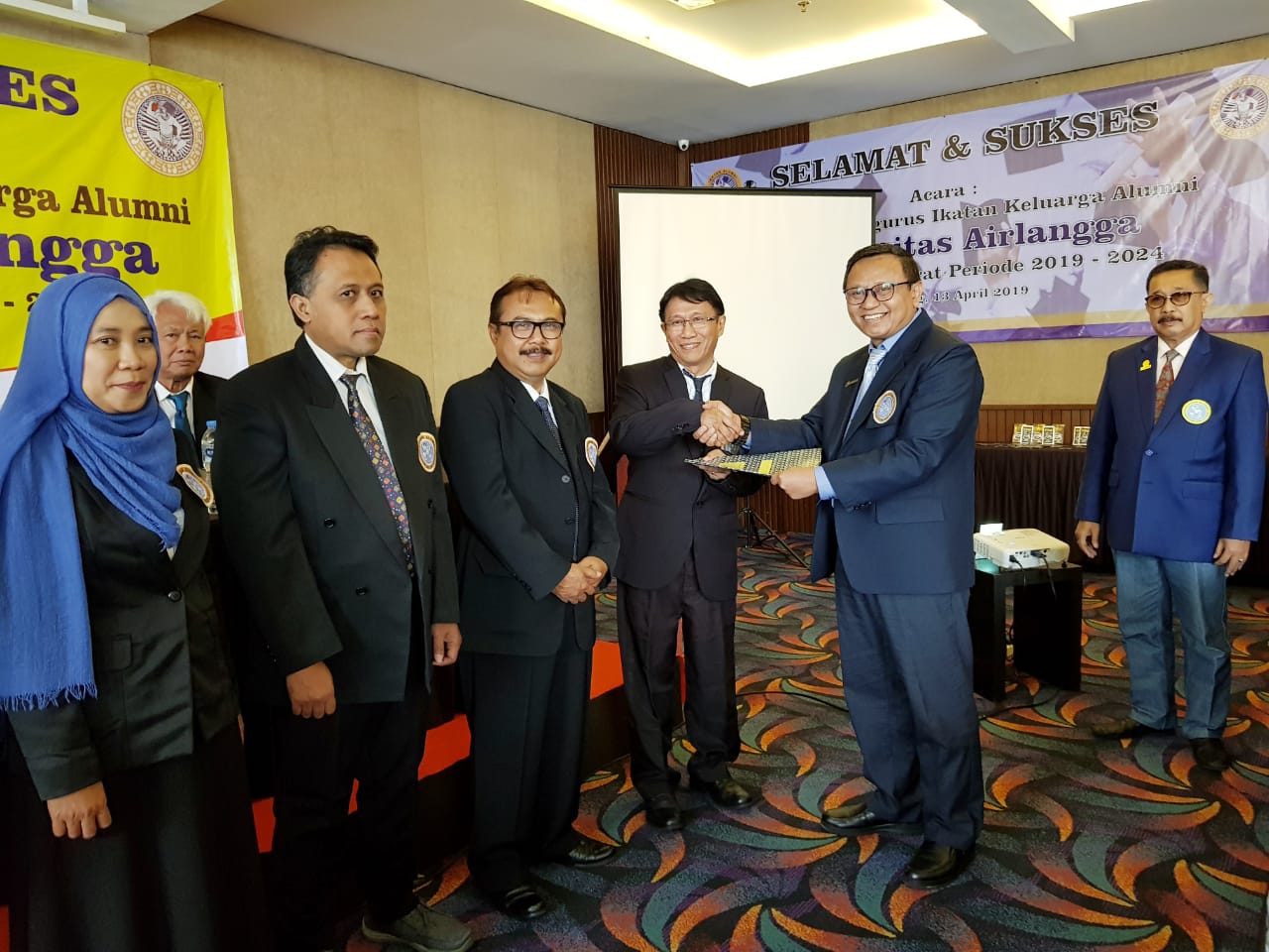 Drs. Koko Srimulyo M.Si., usai melakukan pelantikan Pengurus IKA UA Wilayah Jawa Barat. (Foto: Istimewa)