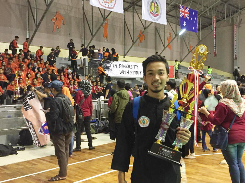 MUHAMMAD Vendrika Annahldi, mahasiswa Fakultas Vokasi (FV) UNAIR yang berprestasi di bidang pencak silat. (Foto : Istimewa)