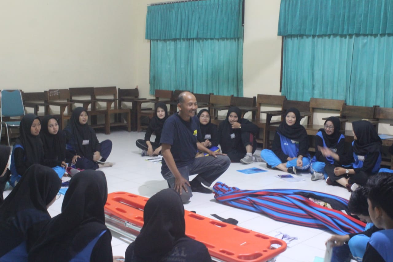 PELATIHAN Basic Life Support (BLS) yang diselenggarakan untuk pertama kalinya oleh Hima D3 Keperawatan UNAIR di D3 Keperawatan Kampus Lamongan pada 20 April 2019. (Foto: Istimewa)