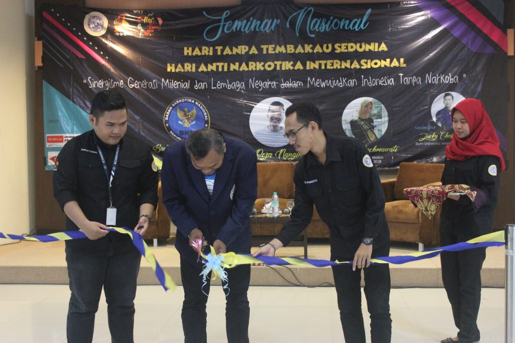 PEMOTONGAN pita sebagai tanda dibukanya acara SEMNAS HTTS HANI 2019 oleh Bayu Laksono, S.E selaku perwakilan dari Direktorat Kemahasiswaan (DIRMAWA) Universitas Airlangga (tengah) bersama Abednego R. Tambunan selaku ketua pelaksana SEMNAS HTTS HANI 2019 (kiri) dan M. Indra Pangestu selaku ketua Umum UK MAPANZA UNAIR (kanan). (Foto: Ulfah Mu’amarotul Hikmah)