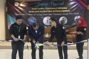 PEMOTONGAN pita sebagai tanda dibukanya acara SEMNAS HTTS HANI 2019 oleh Bayu Laksono, S.E selaku perwakilan dari Direktorat Kemahasiswaan (DIRMAWA) Universitas Airlangga (tengah) bersama Abednego R. Tambunan selaku ketua pelaksana SEMNAS HTTS HANI 2019 (kiri) dan M. Indra Pangestu selaku ketua Umum UK MAPANZA UNAIR (kanan). (Foto: Ulfah Mu’amarotul Hikmah)