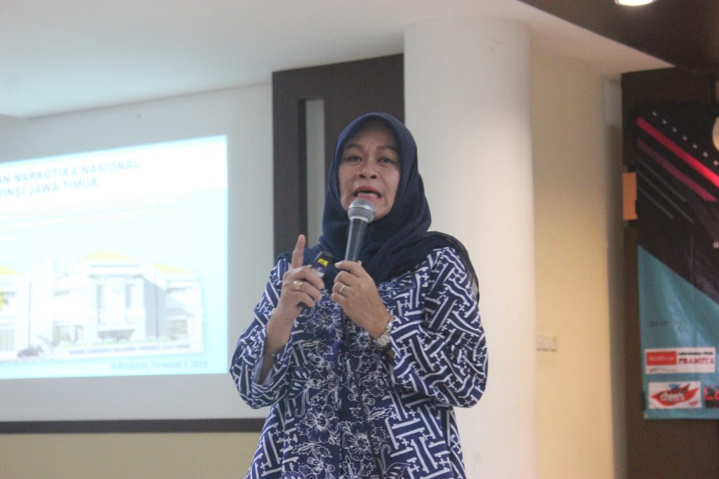 RIA Damayanti, Kepala Bidang Pencegahan dan Pemberdayaan Masyarakat BNN Provinsi Jawa Timur saat memberikan paparan dalam Seminar Nasional HTTS HANI 2019. (Foto: Ulfah Mu’amarotul Hikmah)