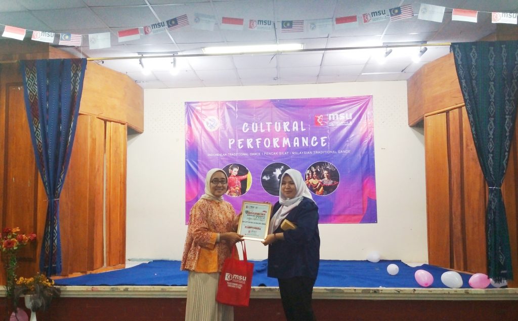 Dr. dr. Santi Martini, M.Kes (left) and Dr. Nur Ezza Fazleen Mohd Fathil (right).