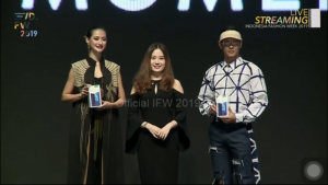 AYU Maulida Putri (paling kiri), mahasiswa Fakultas Hukum Universitas Airlangga berhasil menjadi the best catwalk female model pada Indonesia fashion week 2019 di Jakarta Convention Center (Foto: Indonesia Fashion Week)