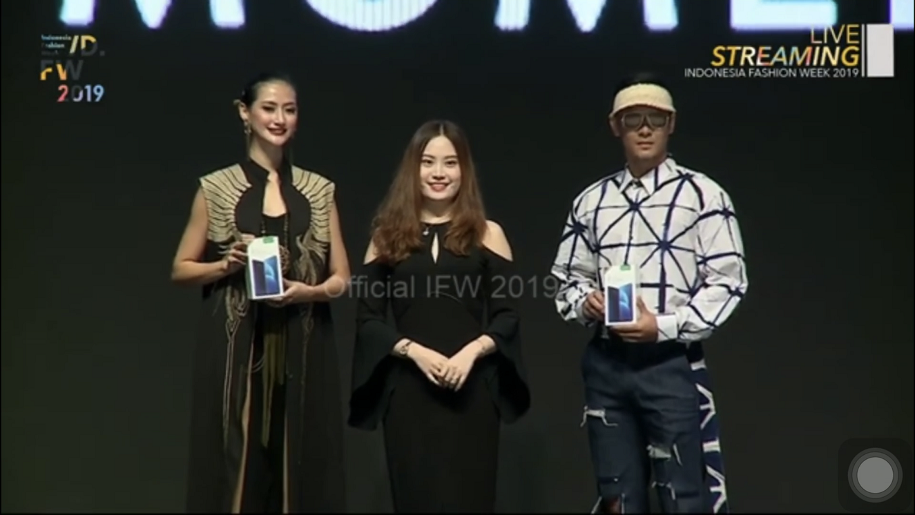 AYU Maulida Putri (paling kiri), mahasiswa Fakultas Hukum Universitas Airlangga berhasil menjadi the best catwalk female model pada Indonesia fashion week 2019 di Jakarta Convention Center (Foto: Indonesia Fashion Week)