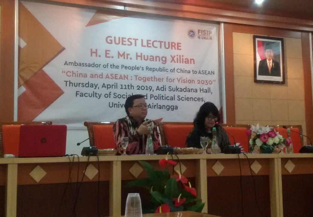 The Chinese Ambassador to ASEAN, Huang Xilian (left) gives a guest lecture at FISIP UNAIR.