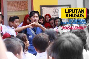 WAHYU Setyo Putro mahasiswa asal Fakultas Ilmu Budaya memberikan praktek cuci tangan dengan sabun. (Foto: Fariz Ilham Rosyidi)