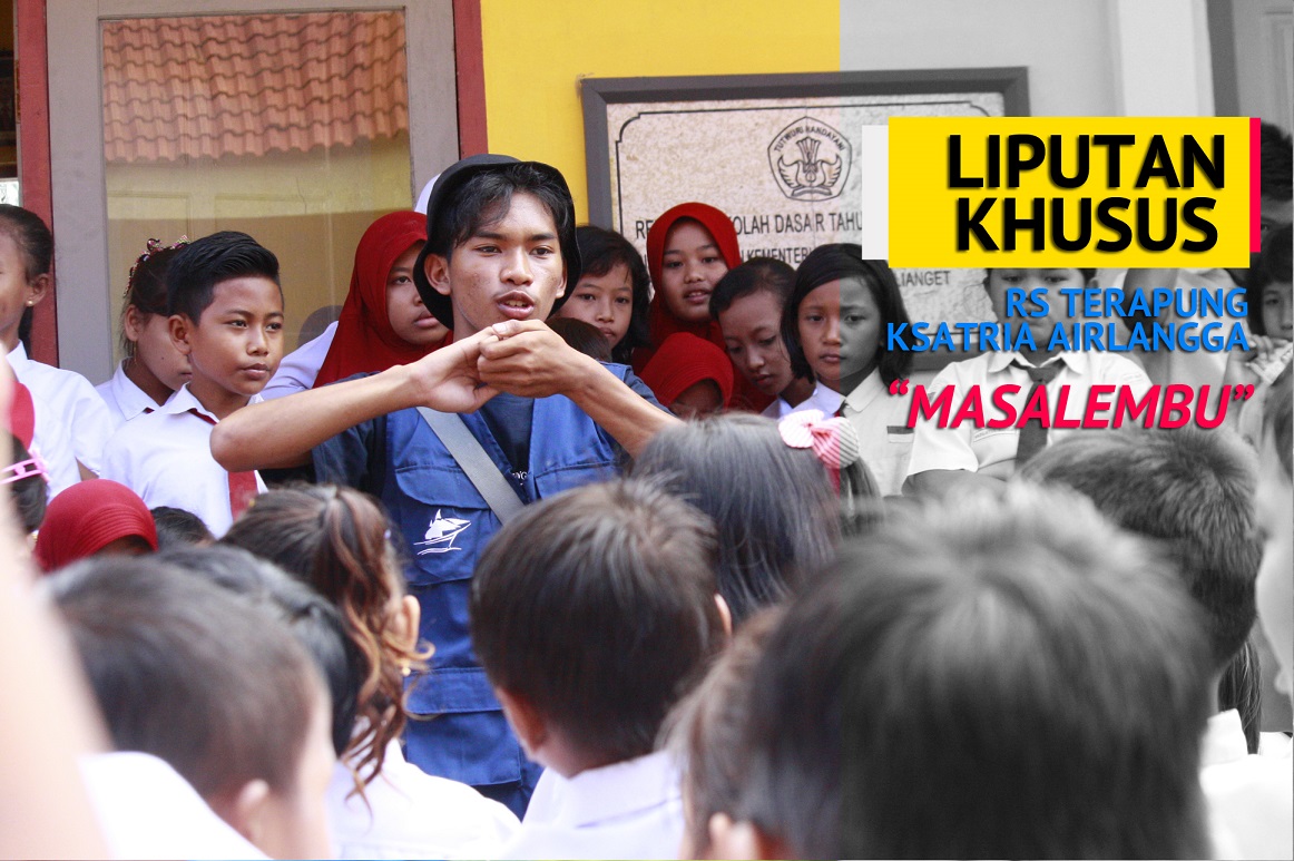 WAHYU Setyo Putro, a student from Faculty of Humanities teach students washing hands with soap.