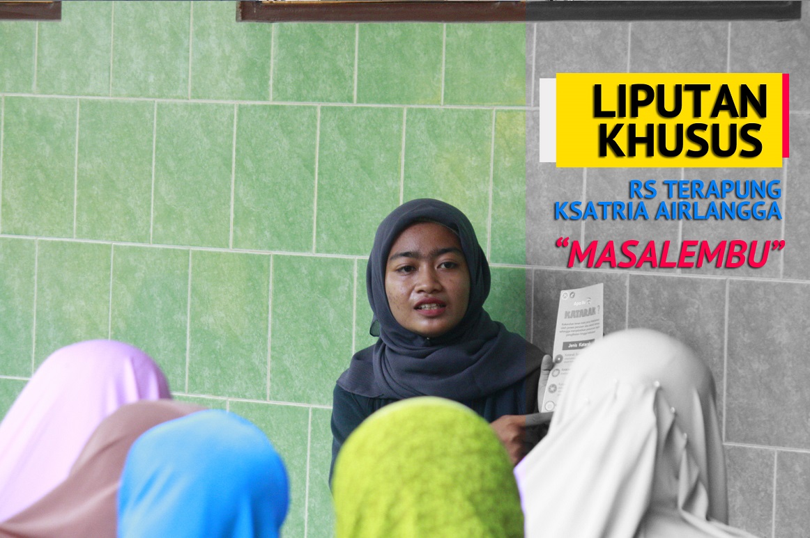 NOVIA Yudia Sari, Universitas Airlangga Faculty of Public Health (FKM) student, disseminates information on cataract prevention at Posyandu Masalima, Masalembu Island in Sumenep Regency on Sunday, April 13, 2019.