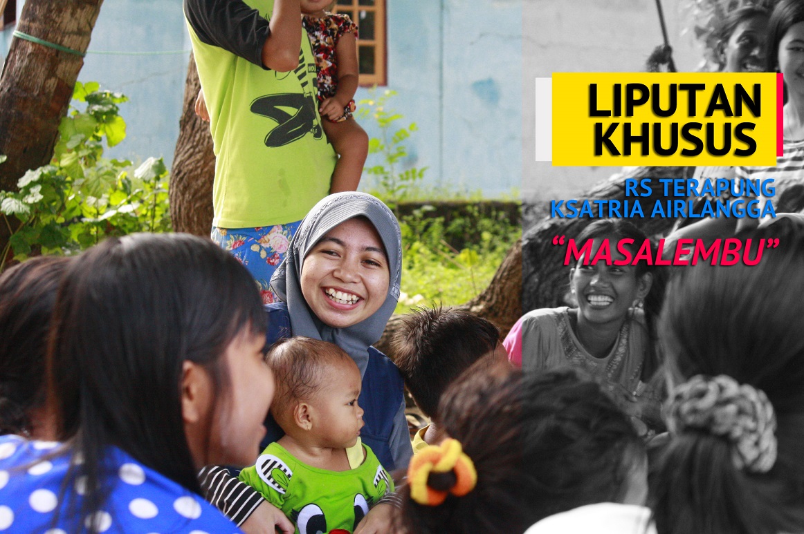 ANGGRI Balasoma mahasiswi Fakultas Kesehatan Masyarakat Universitas Airlangga sedang Tersenyum bersama warga Masalembu. (Fariz Ilham Rosyidi)