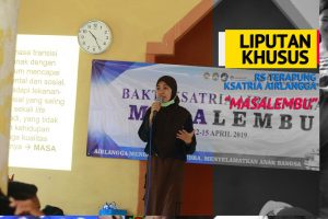 ANGGRIANI Balasoma, mahasiswi Fakultas Kesehatan Masyarakat (FKM) Universitas Airlangga (UNAIR) saat memberikan materi tentang kesehatan produksi di SMAN 1 Masalembu, Kabupaten Sumenep pada Sabtu (13/4/2019). (Foto: Fariz Ilham Rosyidi)