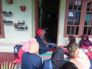 TIM PKM-M PSDKU UNAIR Banyuwangi saat melakukan penyuluhan kepada ibu-ibu PKK. (Foto: Istimewa)