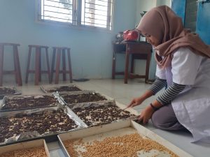 TIM PETASAN dalam proses produksi pakan di Laboratorium Pakan FKH PSDKU (Foto: Istimewa)