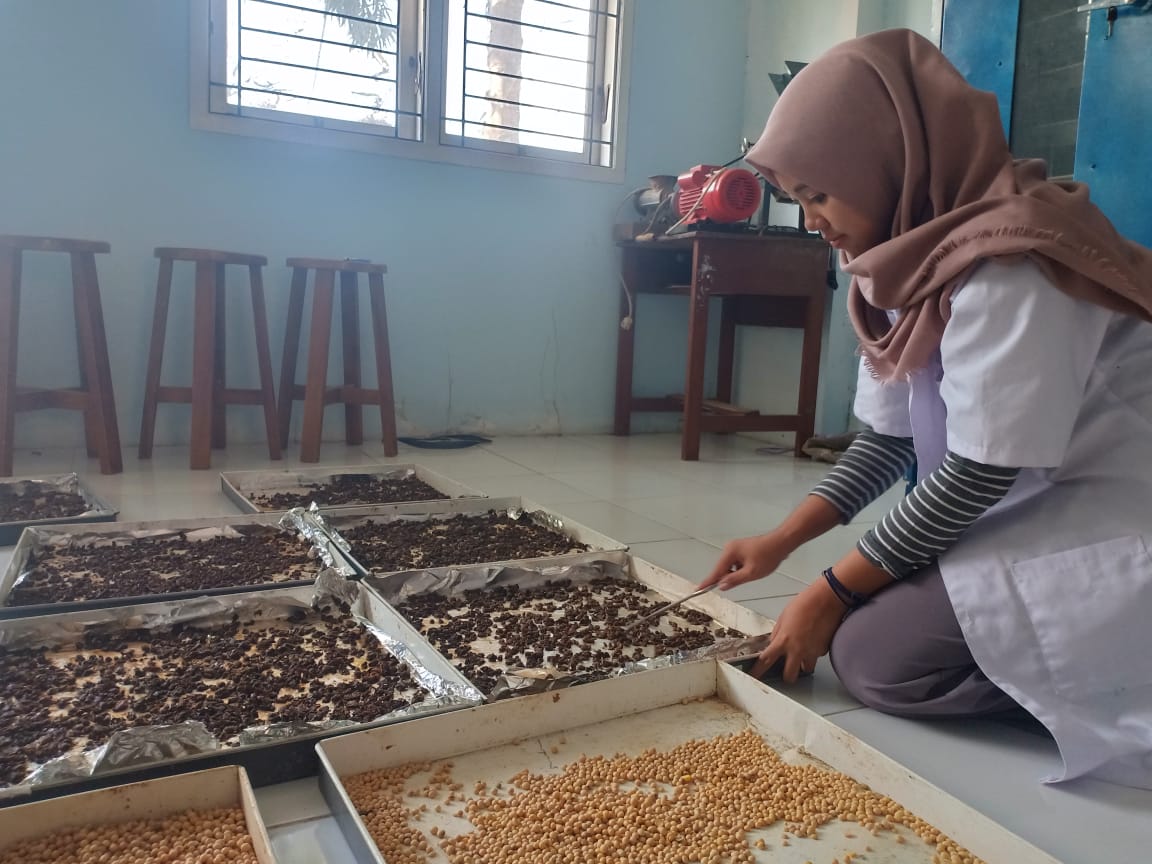 TIM PETASAN dalam proses produksi pakan di Laboratorium Pakan FKH PSDKU (Foto: Istimewa)