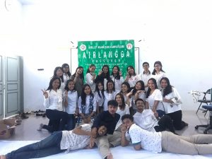 Komalima PSDKU UNAIR di Banyuwangi & perwakilan siswa siswi SMA se-Kabupaten Banyuwangi usai melakukan kegiatan Airlangga Pass Over. (Foto: Istimewa)