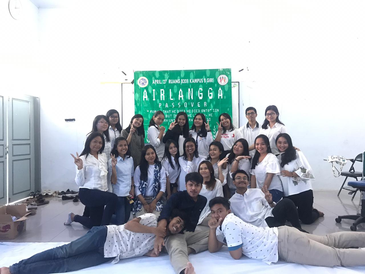 Komalima PSDKU UNAIR di Banyuwangi & perwakilan siswa siswi SMA se-Kabupaten Banyuwangi usai melakukan kegiatan Airlangga Pass Over. (Foto: Istimewa)
