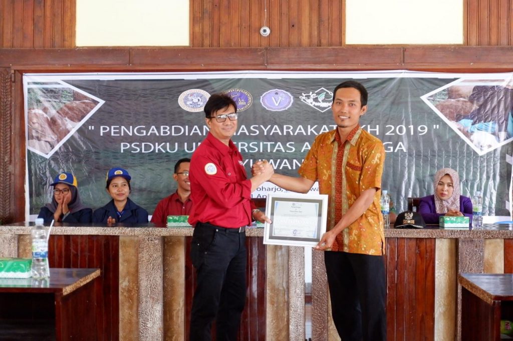 Serah terima kenang-kenangan dari pihak FKH PSDKU Universitas Airlangga Banyuwangi kepada aparat setempat. (Foto: Istimewa)