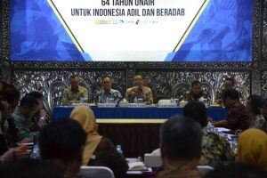 REKTOR UNAIR Prof. Nasih saat memberikan arahan pada Rapim Triwulan Pertama 2019. (Foto: Nuri Hermawan)