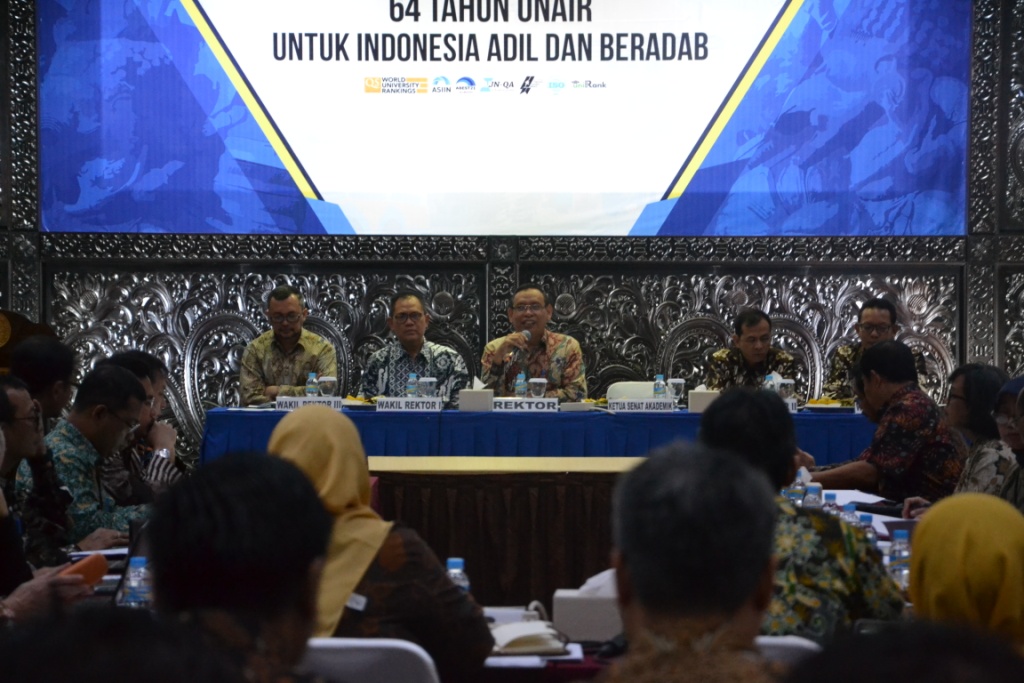 REKTOR UNAIR Prof. Nasih saat memberikan arahan pada Rapim Triwulan Pertama 2019. (Foto: Nuri Hermawan)