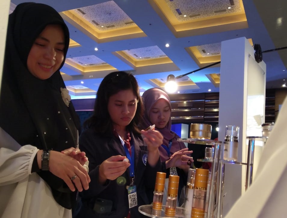 Visitors at UNAIR booth in 2019 Indonesia Start Up Summit, Wednesday, April 10, 2019.