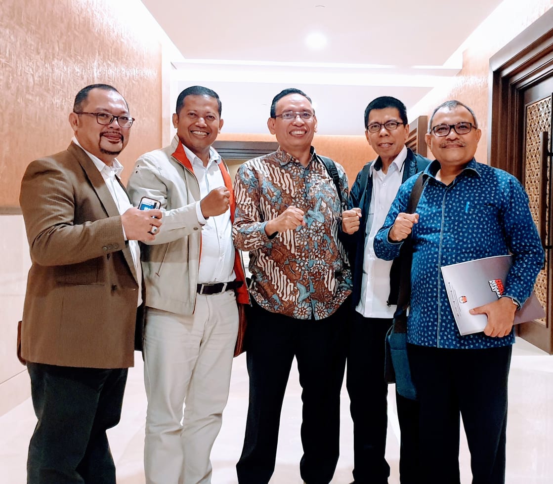 Rektor UNAIR Prof. Nasih (tengah) bersama beberapa tim panelis debat capres-cawapres putaran akhir. (Foto: Istimewa)