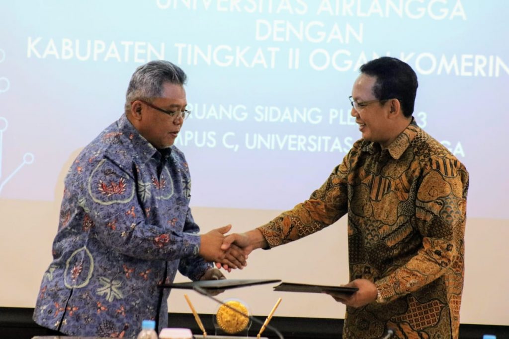 UNAIR Vice Rector IV Junaidi Khotib (right) with Head of OKU Regency BPKAD AM Hanafi after signing an MoU on Thursday, April 25, 2019.