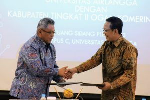 UNAIR Vice Rector IV Junaidi Khotib (right) with Head of OKU Regency BPKAD AM Hanafi after signing an MoU on Thursday, April 25, 2019.