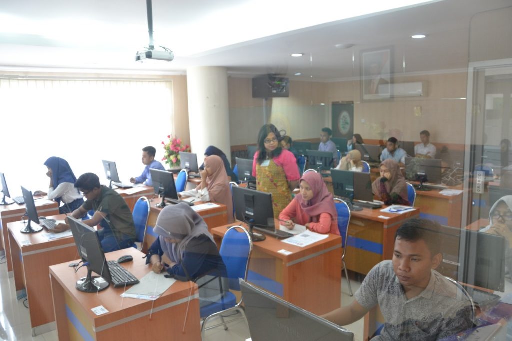 TENANG: Suasana pelaksanaan UTBK di Universitas Airlangga. (Foto: Nuri Hermawan)