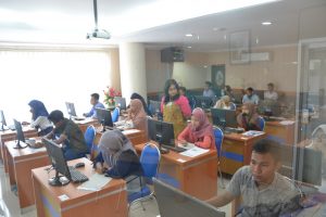 TENANG: Suasana pelaksanaan UTBK di Universitas Airlangga. (Foto: Nuri Hermawan)