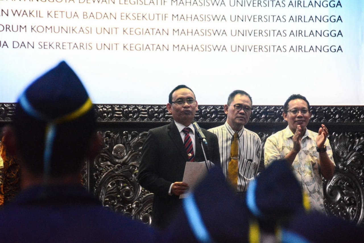 REKTOR UNAIR Prof. Dr. M. Nasih, S.E., M.T., Ak., sampaikan sejumlah pesan kepada para pengurus dalam kegiatan pelantikan pengurus organisasi mahasiswa (ormawa) Universitas Airlangga pada Selasa (2/4/2019). (Foto: Agus Irwanto)