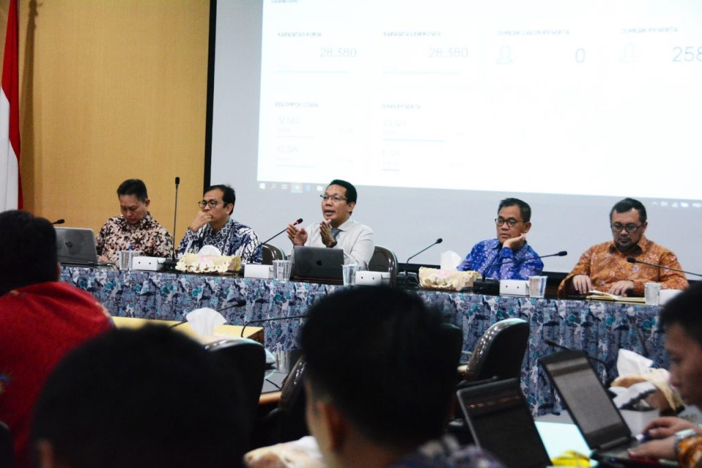 WAKIL Rektor IV UNAIR Junaidi Khotib, S.Si., M.Kes., Ph.D., Apt., saat memimpin rapat koordinasi panitia pelaksana UTBK 2019 di Aula Kahuripan 301 pada Senin (8/4/2019). (Foto: Agus Irwanto)