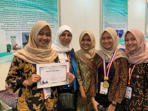 FKp students (from left) Rezkisa Dwi Prambudia, President of Highly Innovative Unique Foundation (HIUF) Saudi Arabia, Handini Indah, Dwi Yanti Rachmasari Tartila, and Shavira.