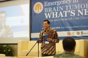 PROF. Dr. Abdul Hafid Bajamal, dr., Sp., BS (K) saat menyampaikan materi dalam Surabaya Brain Tumor Update 2019 di Aula Airlangga Medical Center (AMEC) pada Sabtu (27/4/19). (Foto: Arham Adnani)