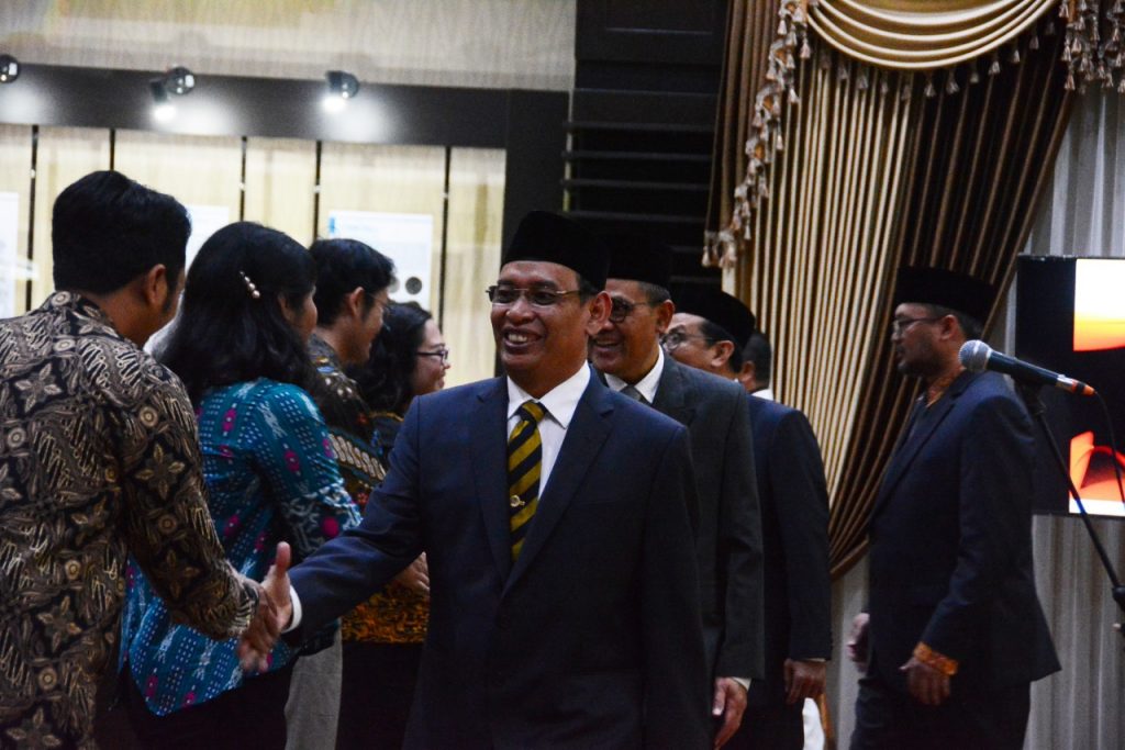 REKTOR UNAIR Prof. Dr. Mohammad Nasih, SE., MT., Ak., CMA., memberikan selamat kepada sejumlah PNS baru di lingkungan UNAIR seusai mengemabil sumpah para PNS di Aula Amerta, Lantai 4, Kantor Manajemen Kampus C, pada Selasa (30/4/2019). (Foto: Agus Irwanto)