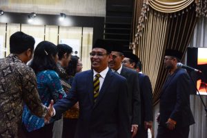 REKTOR UNAIR Prof. Dr. Mohammad Nasih, SE., MT., Ak., CMA., memberikan selamat kepada sejumlah PNS baru di lingkungan UNAIR seusai mengemabil sumpah para PNS di Aula Amerta, Lantai 4, Kantor Manajemen Kampus C, pada Selasa (30/4/2019). (Foto: Agus Irwanto)