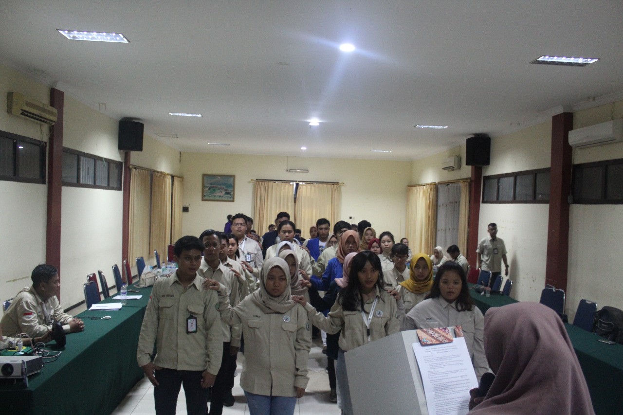 PROSESI Pelantikan pengurus kerja wilayah Jawa Timur Keluarga Himpunan Mahasiswa Pariwisata Indonesia (HMPI) di Penginapan Remaja Surabaya, Dukuh Kupang Suarabaya, acara tersebut dilaksanakan di Aula Vokasi, Lantai 3, Kampus B, UNAIR. Musyawarah tersebut dilaksanakan mulai Jumat sampai Minggu (15–17/2/2019). (Foto: Istimewa)