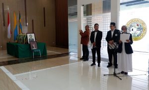 Prof. Dr. Mangestuti Agil, MS, Apt. reads the life history of the late professor, Prof. DR. H. M. F. Sutarjadi, Apt