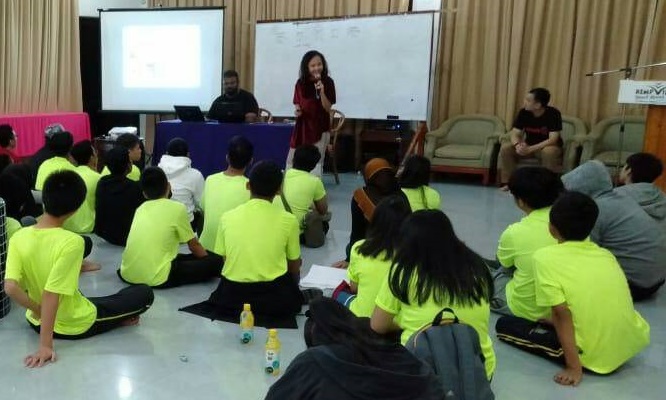 Alma Putri Dhiafira FH UNAIR as speaker at the Interact Leadership Training Seminar (ILTS) and MACHA Malaysian Charity Trip, organized by Rotary Club Indra Mahkota, March 15-17, 2019 in Pahang, Malaysia.
