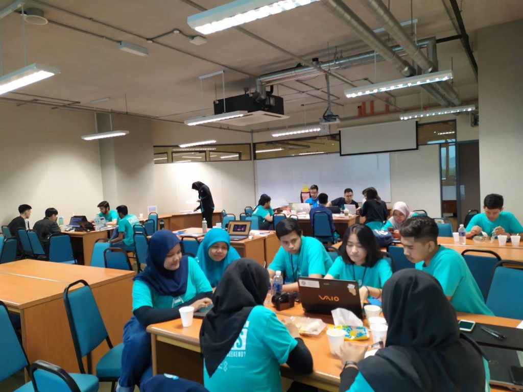 PARTICIPANTS of Startup Weekend from UNAIR have discussion with other participants.
